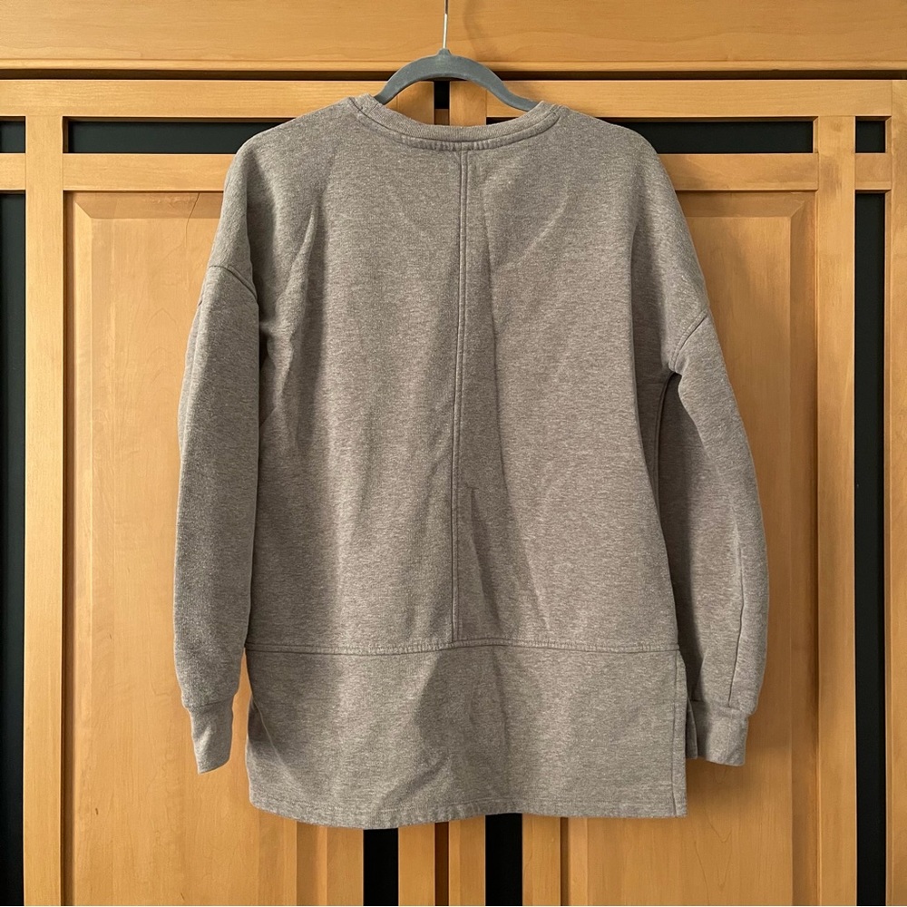 Universal Thread Crewneck - Picture 2 of 4